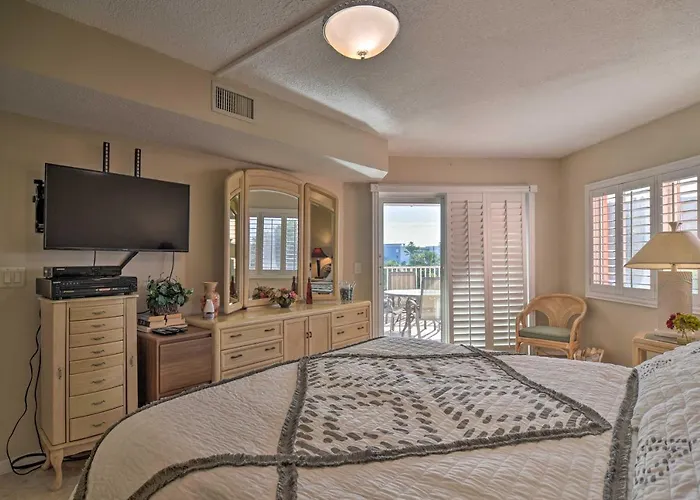 New Pool & Hot Tub! Beachfront Indian Shores Holiday home *